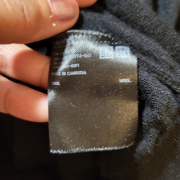 Uniqlo  100% wool vneck  black sweater basic closet staple - Picture 7 of 7